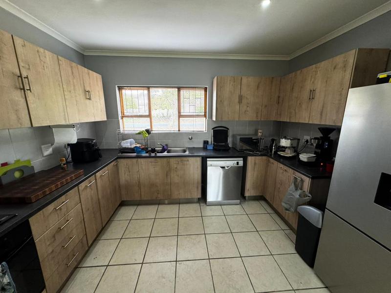 To Let 4 Bedroom Property for Rent in Vierlanden Western Cape